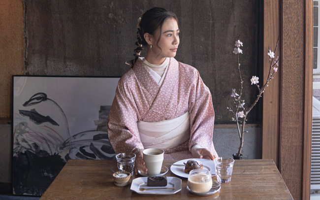 着物を着て、古民家カフェで和む春の京都旅