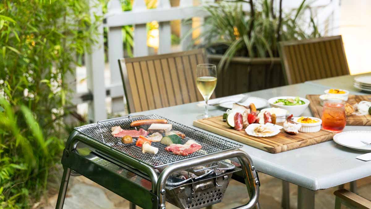 白金のシェラトン都ホテル東京でおしゃれBBQ。牛ロース肉やスモークポークなど充実メニューの外飲みを編集部がレポート