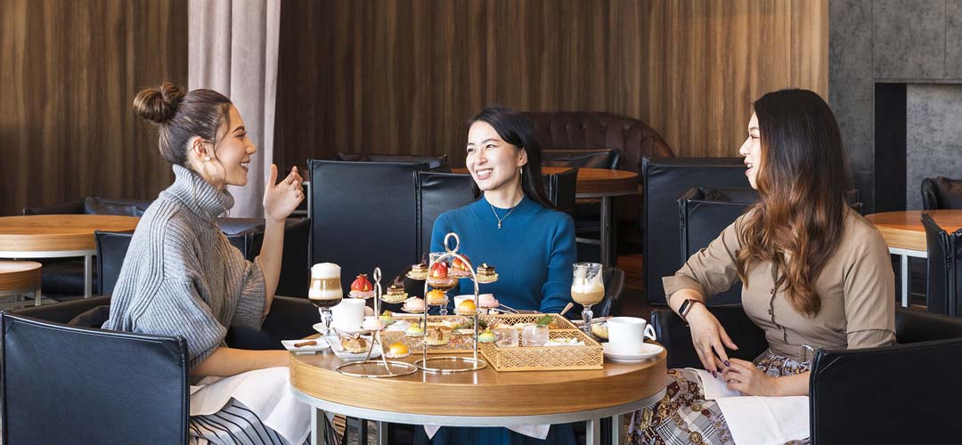 『バチェラー・ジャパン』シーズン3参加の仲良し女性3人が、アフタヌーンティーで再会。3人の「レストラン選びの決め手」とは？
