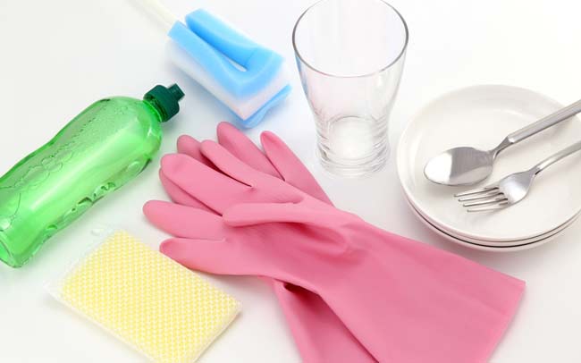 家事の際には、ゴム手袋で肌を守ろう。ありがちな保湿クリームの塗り忘れにもご注意