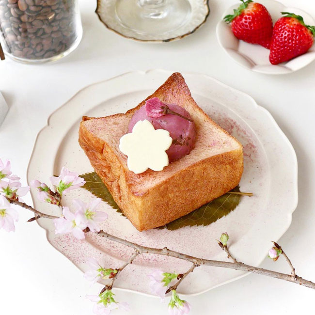 ふわふわ食感と桜あんの風味がたまらない。「桜あんバタートースト」