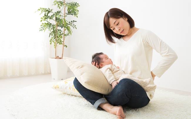 子供を抱っこしていると腰が重くなり、痛めやすい。いい対策やケアは？