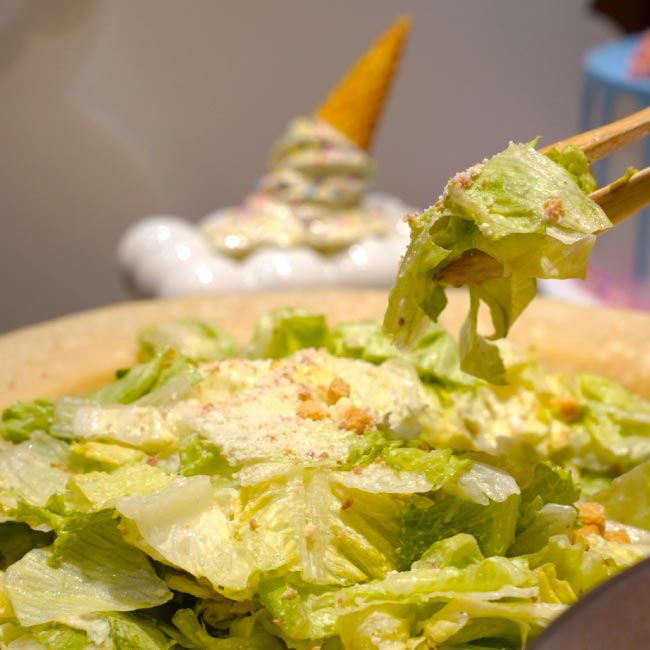 サラダやピラフなど、軽食もラインナップ。食べ応えのあるメニューがずらり。