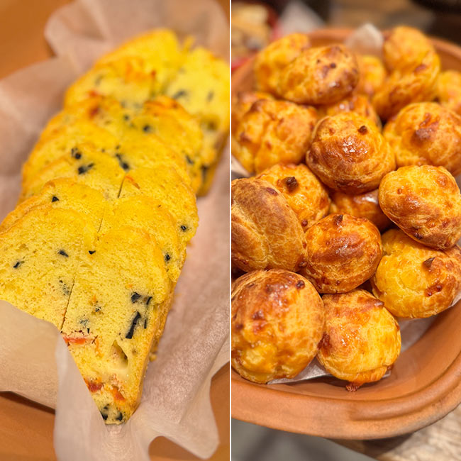アンダーズ 東京「ザ タヴァン グリル＆ラウンジ」　ウィークエンドブランチ　オリーブとサンドライトマトのケーキ、グジェール チーズ シュー