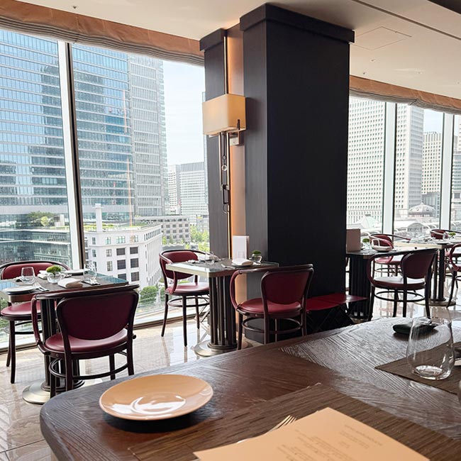 フォーシーズンズホテル丸の内 東京「MAISON MARUNOUCHI」のグリルランチ　内観