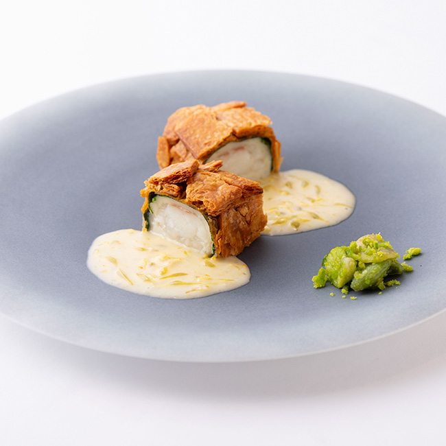 六本木・西麻布の高級フレンチ「Takumi」ランチコース　天然真鯛とホタテのムースのパイ包み焼き