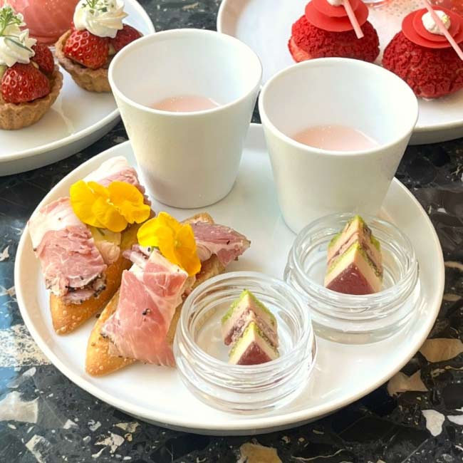 3.セイボリーも抜かりなく。フォアグラを使った贅沢料理も