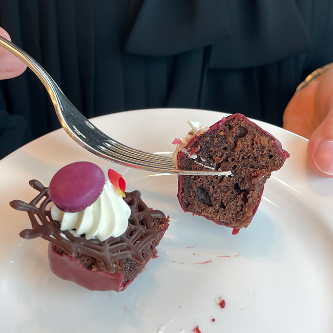 コンラッド東京の「フォービドゥン・ハロウィンアフタヌーンティー」いちじくとチョコレートのケーキ