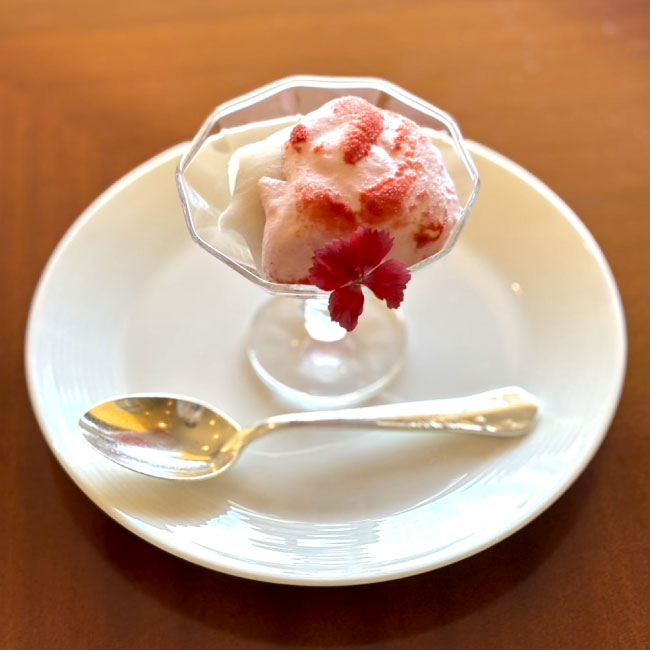 1.見た目が華やかなヴェリーヌは、食べ進めるごとに食感が変わる楽しい１品