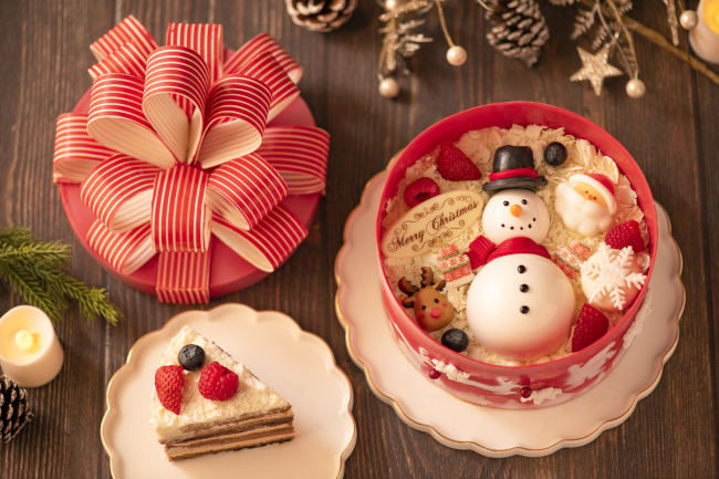 ヒルトン東京ベイのクリスマスケーキ「オペラ＆ティラミスのプレゼントボックスケーキ」