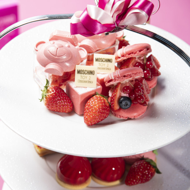 「STRAWBERRY MOSCHINO Toy2 Bubble Gum Afternoon Tea」