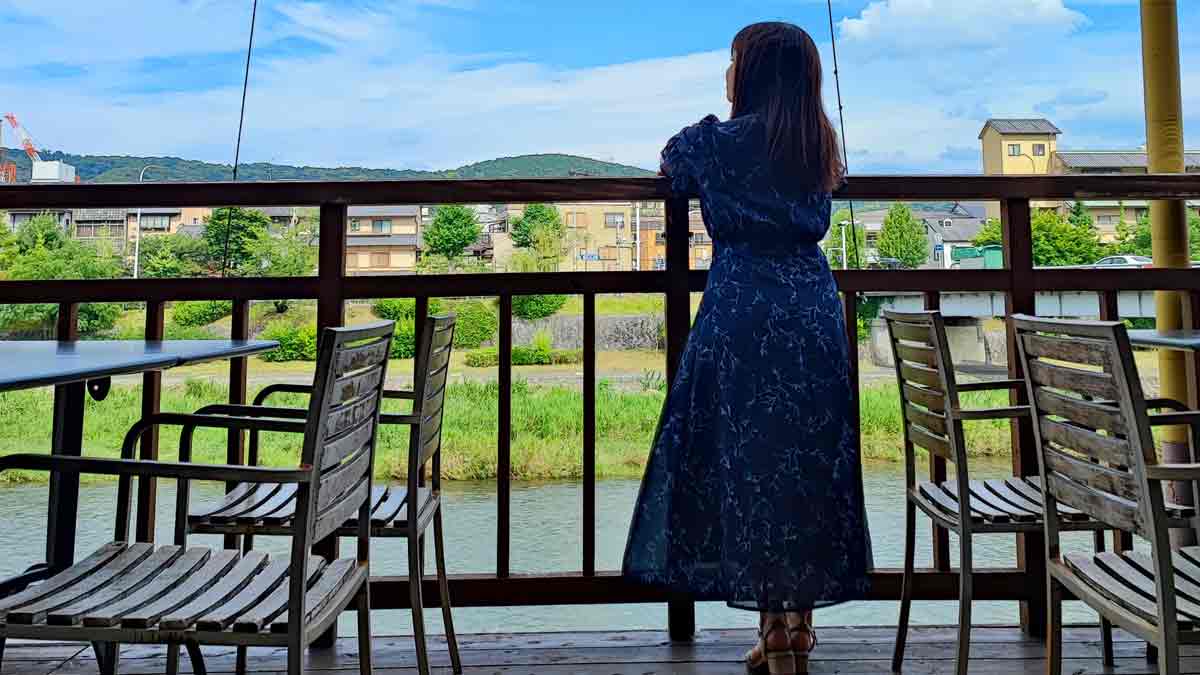オズモール読者ともえさんの京都の夏の風物詩、涼やかな「川床」体験レポート