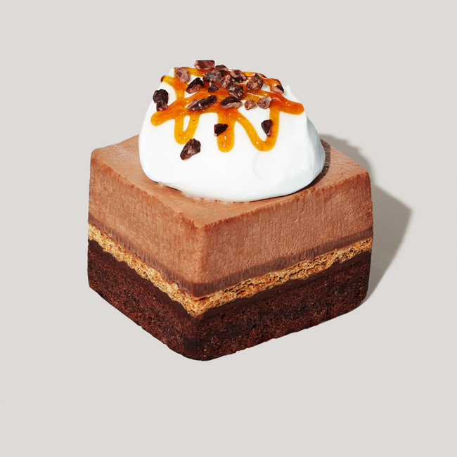ふんわりホイップ＆パイ入りチョコレートムースケーキ（520円）