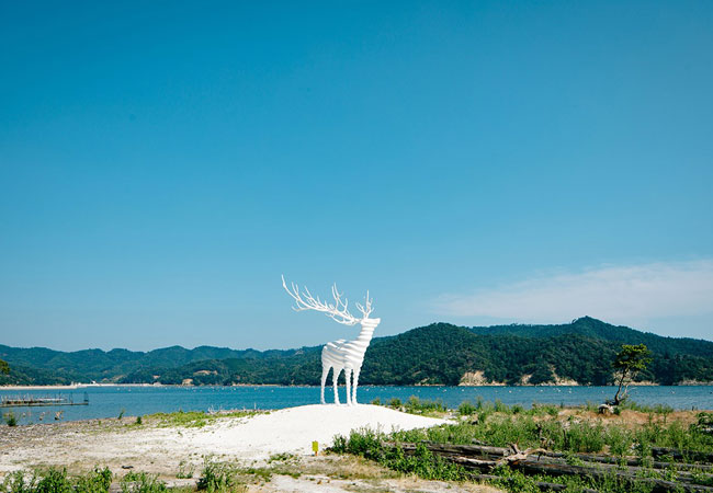 名和晃平《White Deer (Oshika)》(R)Reborn-Art Fesitival