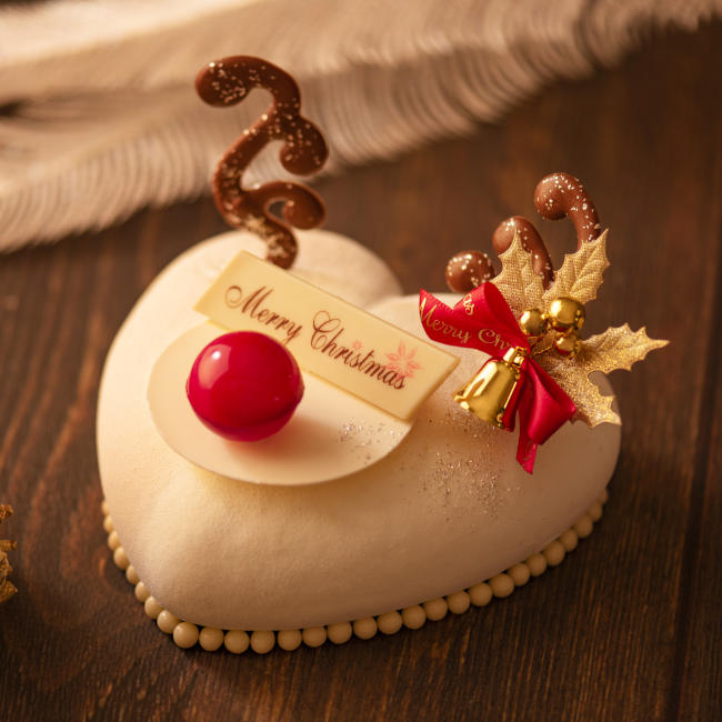 ヒルトン東京ベイのクリスマスケーキ「白いトナカイのバニラ＆ラズベリームース」