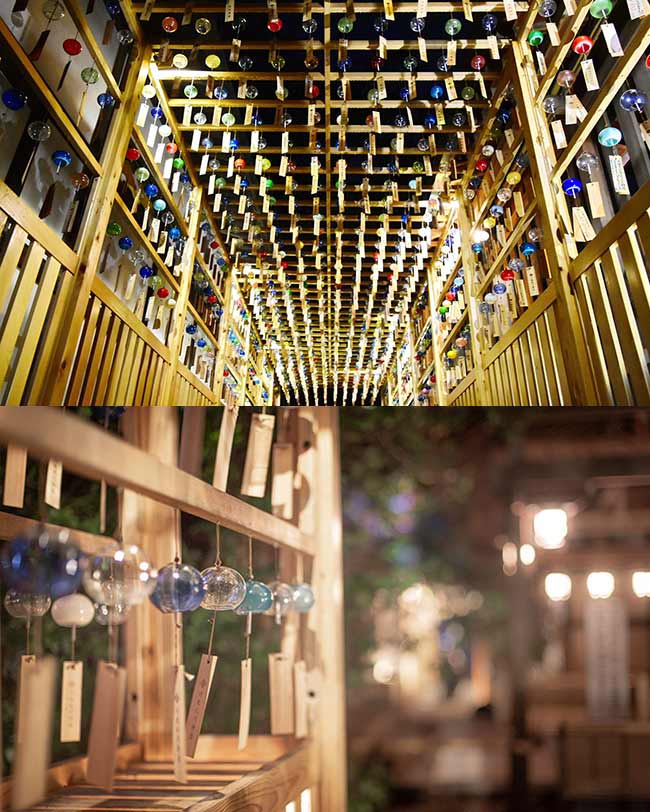 川越氷川神社・夏の祭事「縁むすび風鈴」の風鈴回廊（夜のライトアップ）