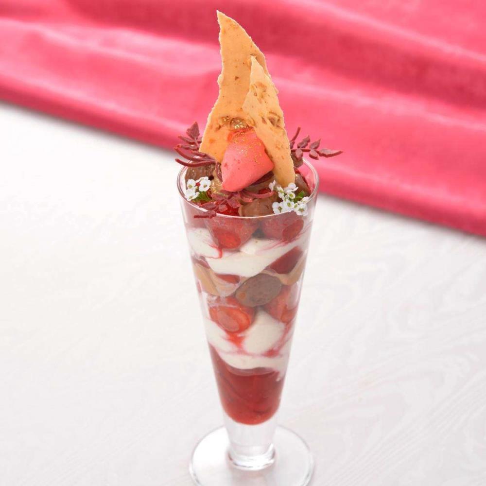 SALON BAKE & TEA「白いちごのパフェ　Parfait au fraise ～AWAYUKI～」