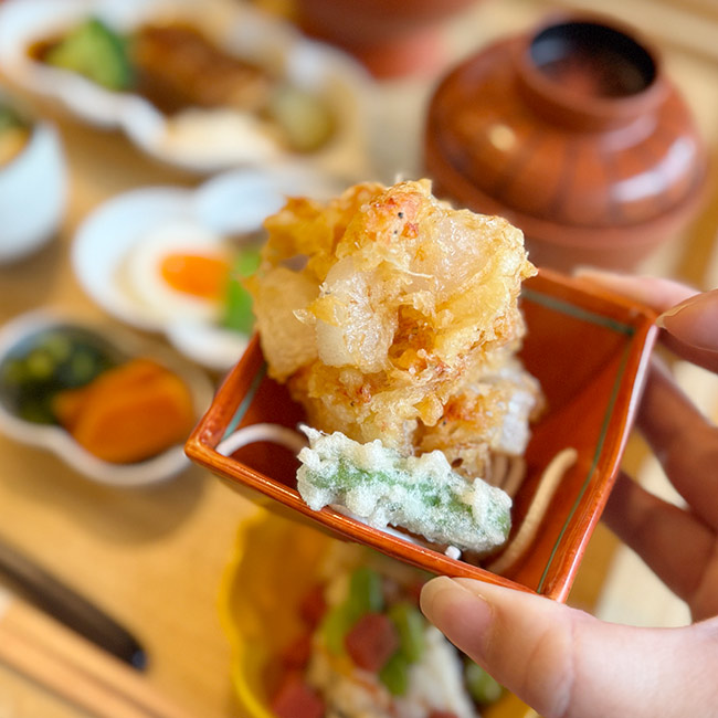 ANAインターコンチネンタルホテル東京　日本料理「雲海」　彩り膳＆和スイーツブッフェ　桜海老と淡路新玉葱のかき揚げ