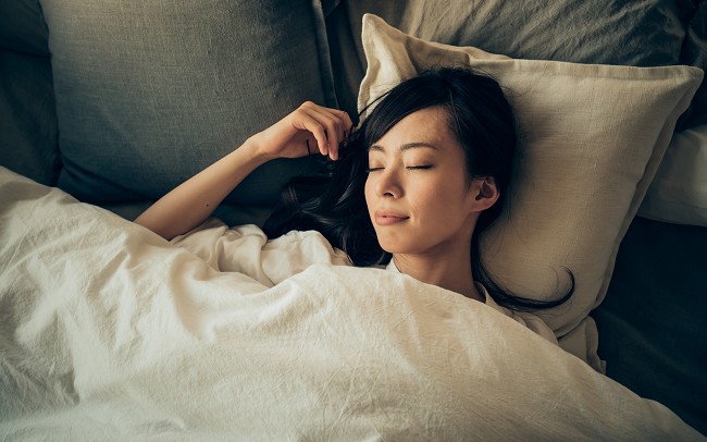 ベッドでの過ごし方が“眠りやすい脳”を作る