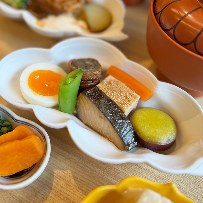 ANAインターコンチネンタルホテル東京　日本料理「雲海」　彩り膳＆和スイーツブッフェ　鰆　穴子八幡　半熟たまご　鶏松風　丸十檸檬煮　すなっく豌豆　人参