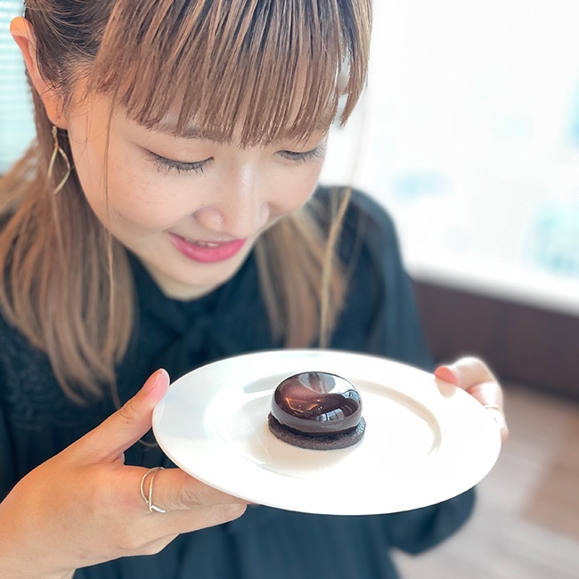 コンラッド東京の「フォービドゥン・ハロウィンアフタヌーンティー」チョコレート＆ブラックベリーのムース