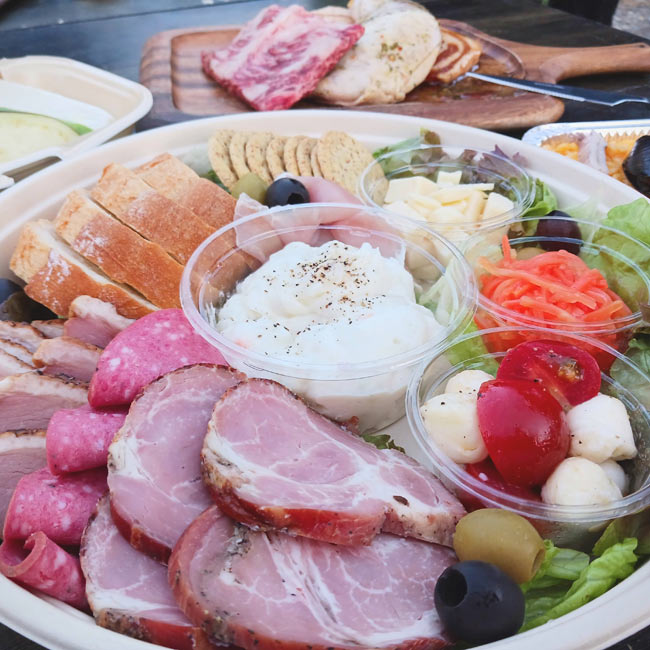 【MEAL】夜は絶品&ボリューム満点BBQ!グリルで焼くだけだから簡単
