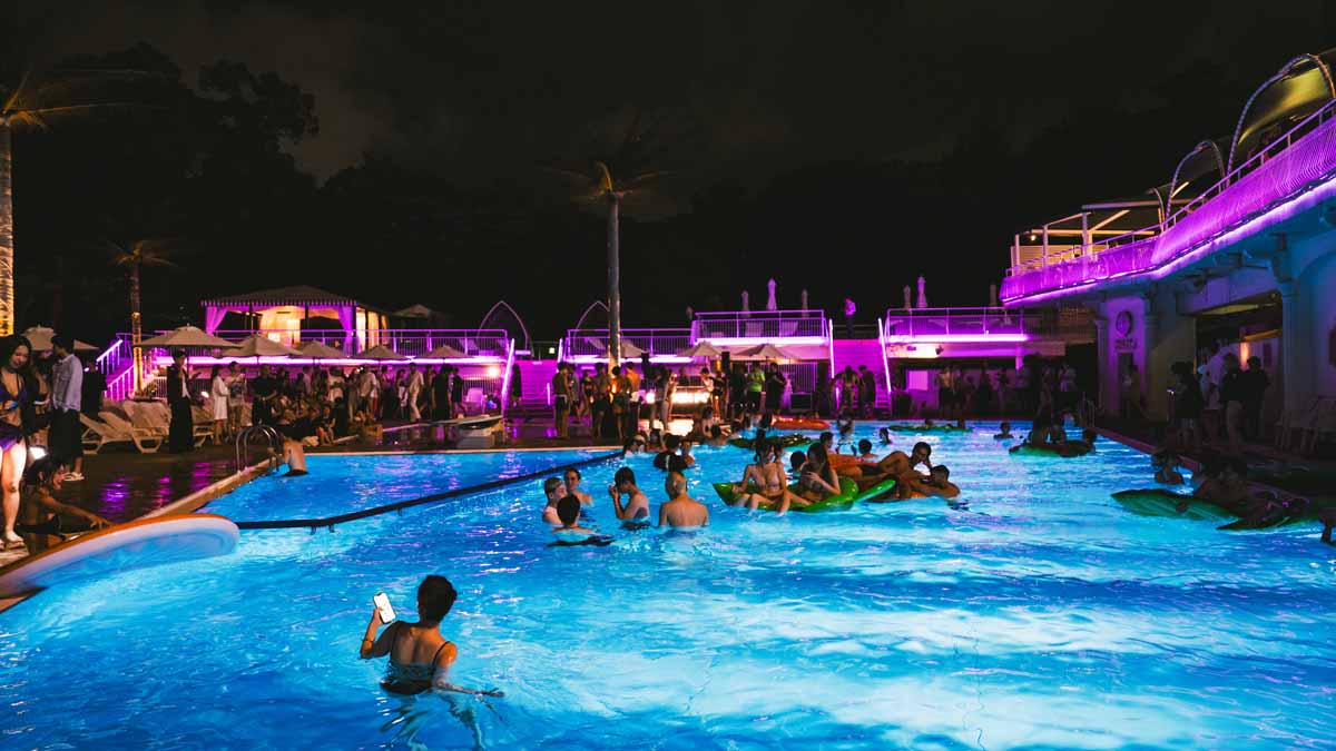 ホテルニューオータニのナイトプールが2024年7月12日（金）にオープン！ライトアップされSNS映えのプールではDJナイトイベントも