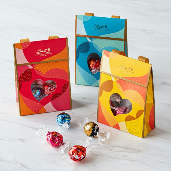 華やかな包みに入った人気のチョコレート 3色の手提げ型パッケージで登場