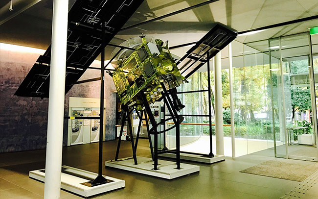 博物館の入口小惑星探査機「はやぶさ初号機」の実物大モデル