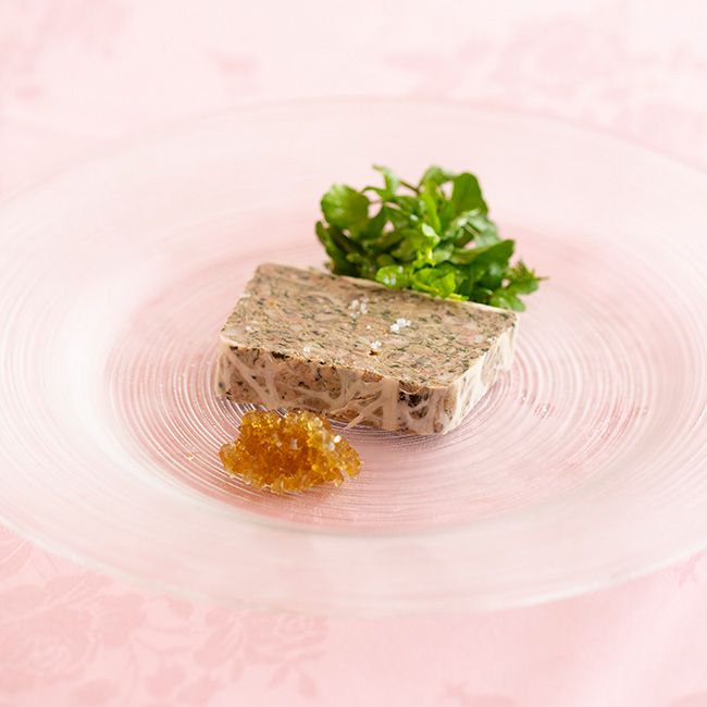 レストラン ペリニィヨンのデザートワゴン付きランチ　豚肉と春キャベツのカイエット