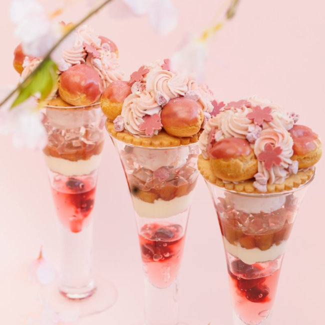 SALON BAKE & TEA「Parfait aux Saint-honore SAKURA～桜のサントノーレパフェ～」