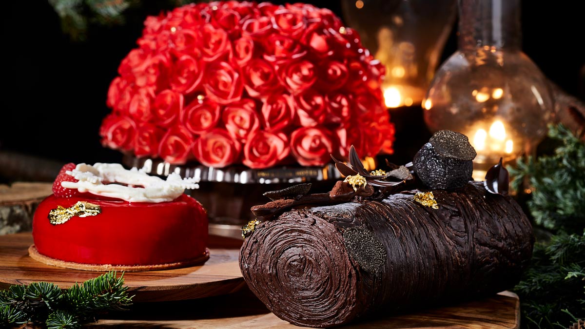 帝国ホテル 東京のクリスマスケーキ2023。赤いバラを模ったケーキや、黒トリュフのチョコレートケーキなど