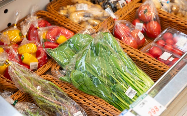 【1】産地直送の野菜や果物が豊富に揃う