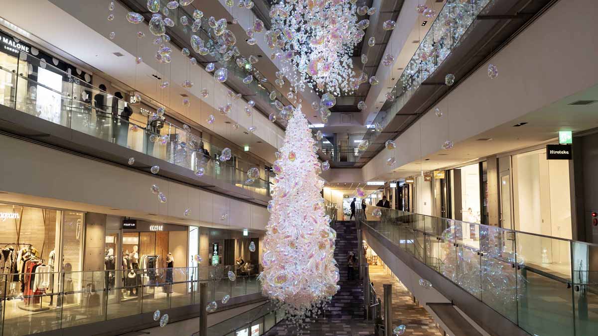 浮遊するツリーや期間限定パフェに注目！表参道ヒルズのクリスマスイベント「OMOTESANDO HILLS Christmas Illumination 2022」