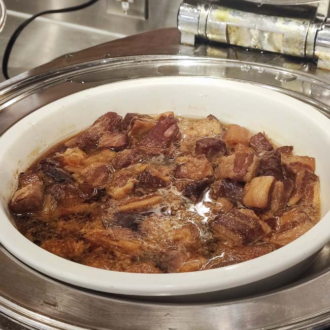 2.フィリピンの家庭料理「アドボ」。エスニックでありながら、食べやすい味付けがうれしい