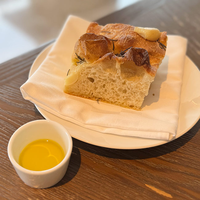 フォーシーズンズホテル丸の内 東京「MAISON MARUNOUCHI」のグリルランチ　フォカッチャとオリーブオイル