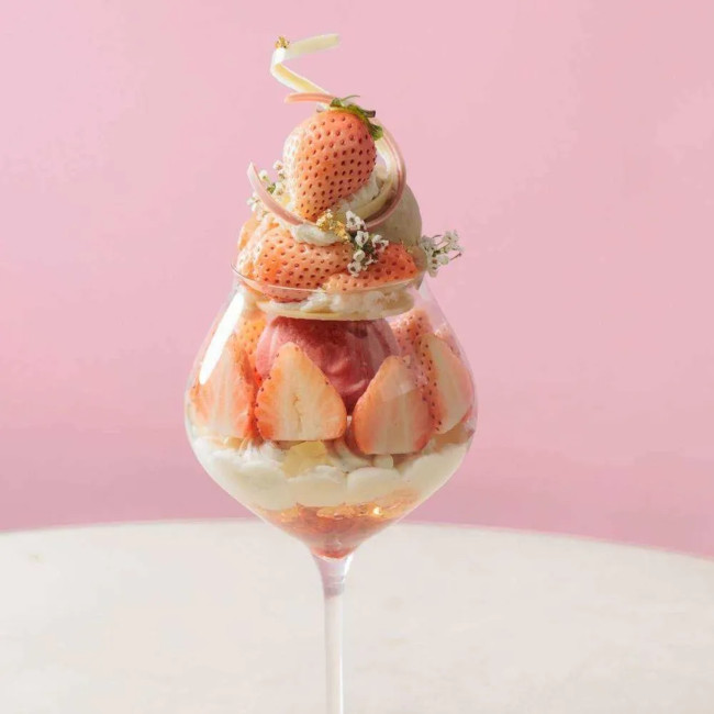 SALON BAKE & TEA「白いちごのパフェ　Parfait au fraise ～AWAYUKI～」