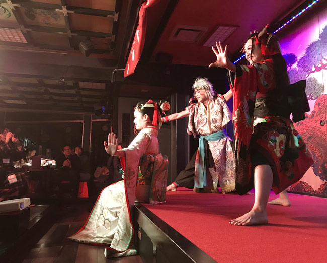 パフォーマンス集団、徳川お持て成し役者「WAGAKU」がお出迎え。歌や踊りでクルージングを盛り上げる