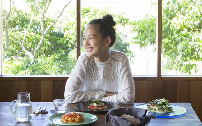 沖縄カフェの先駆け。地元産食材を味わう旅