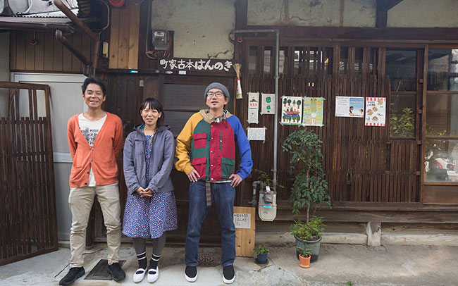 京都の町家。ひとつ屋根の下、３軒の古書店