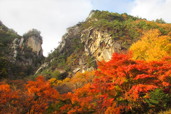 雄大な自然に囲まれた昇仙峡で、美しい紅葉を堪能