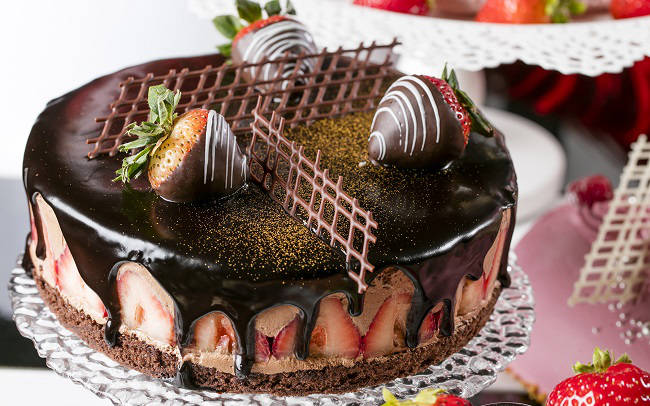 ヒルトン東京お台場・ホールケーキ「フツウの恋には飽きたわチョコレート・ストロベリーショートケーキ」