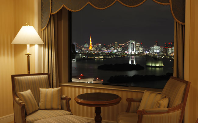 窓から見える東京タワーとレインボーブリッジ