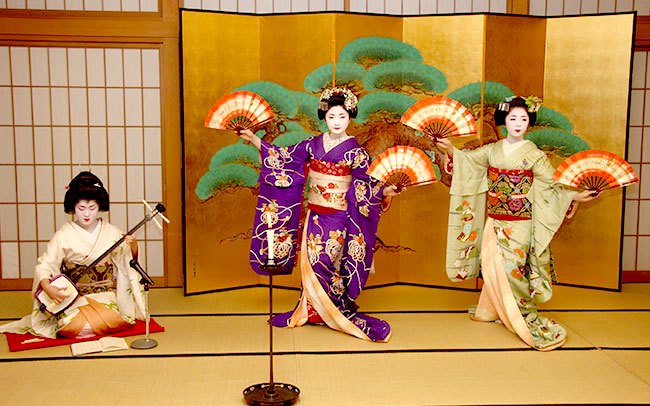 京都・祇園で憧れの舞妓さんとお座敷遊び！