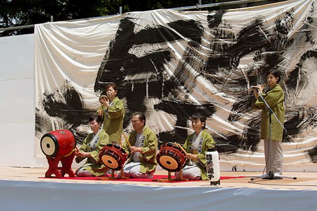 華麗な踊りやダイナミックな和太鼓も。伝統芸能のライブも開催