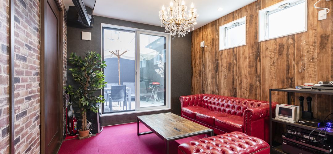 【東京・渋谷（渋谷区）】シャンデリアとまっ赤なソファがかわいい！道玄坂の2つの隠れ家 屋上付きレンタルスペース「nakaniwa」