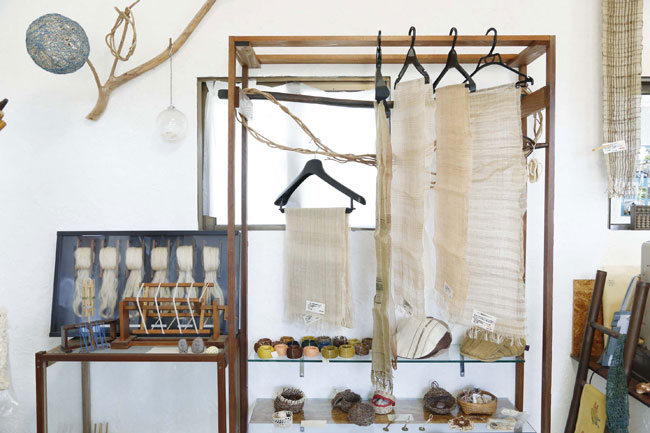 工房では、オリジナルのショールや織子さんが作った雑貨なども販売