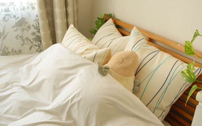 温かい寝具は快眠に役立つけれど、かけすぎはNG。布団類は重ねすぎず、軽さをキープしよう