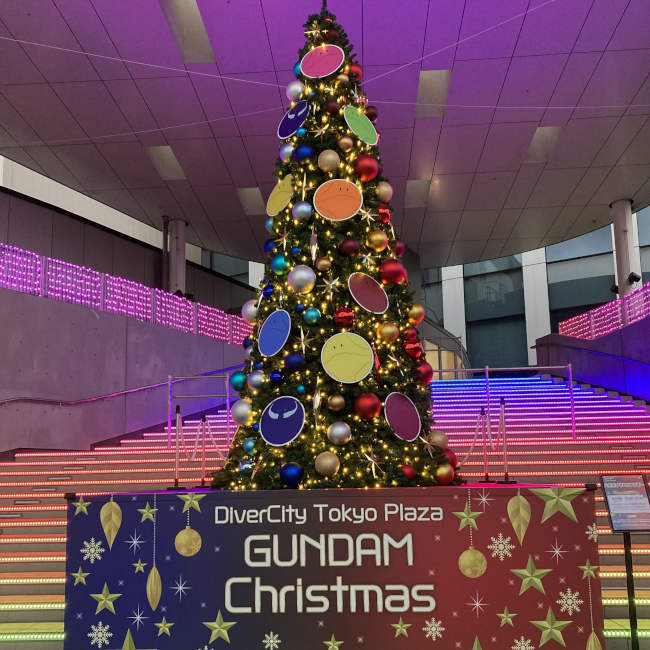 『機動戦士ガンダム SEED』シリーズのハロが飾られた巨大クリスマスツリーが大階段に登場