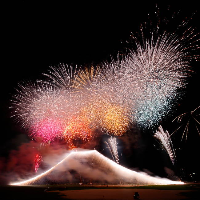 美しい富士を表現した花火に、5秒1000発乱れ打ち。8つのテーマで贈る花火ショー